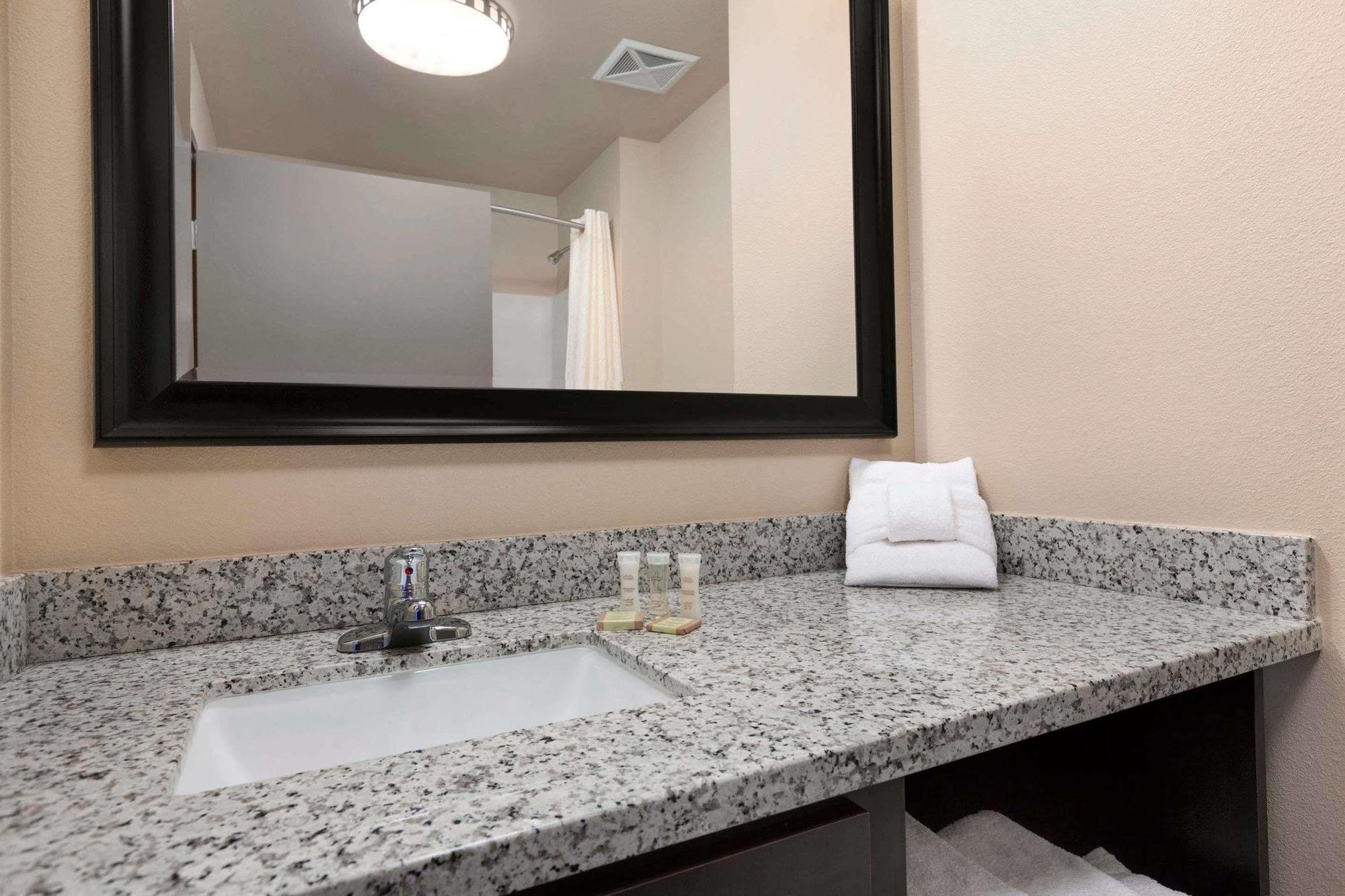Best Western Roosevelt Place Bismarck Exterior photo